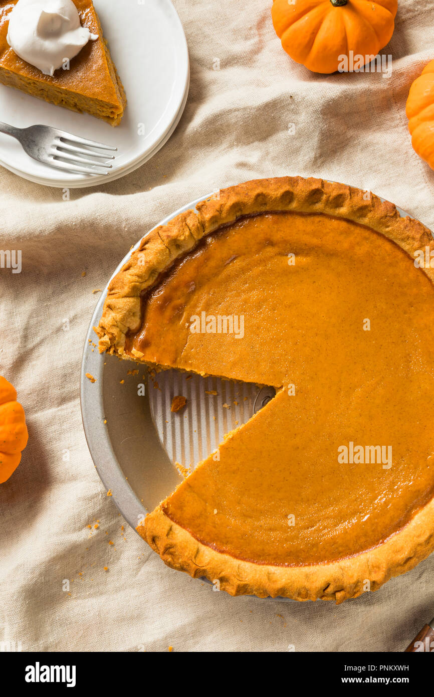 Pastel de calabaza de Thanksgiving casera dulce listo para comer Fotografía  de stock - Alamy