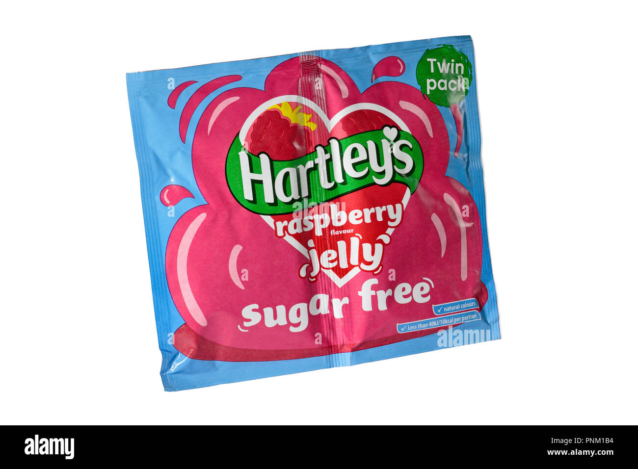 Un paquete de dos bolsitas de Hartley's sugar free gelatina de frambuesa aislado sobre un fondo blanco. Foto de stock