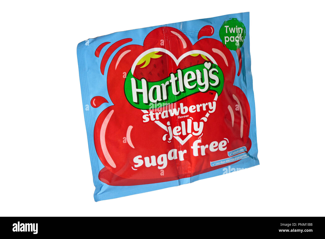 Un paquete de dos bolsitas de Hartley's sugar free jalea de fresa aislado sobre un fondo blanco. Foto de stock