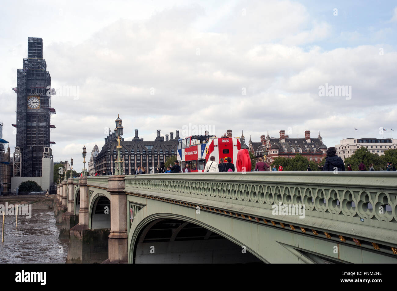 Open Top Bus turístico cruce el puente de Westminster con el Big Ben de fondo. Foto de stock
