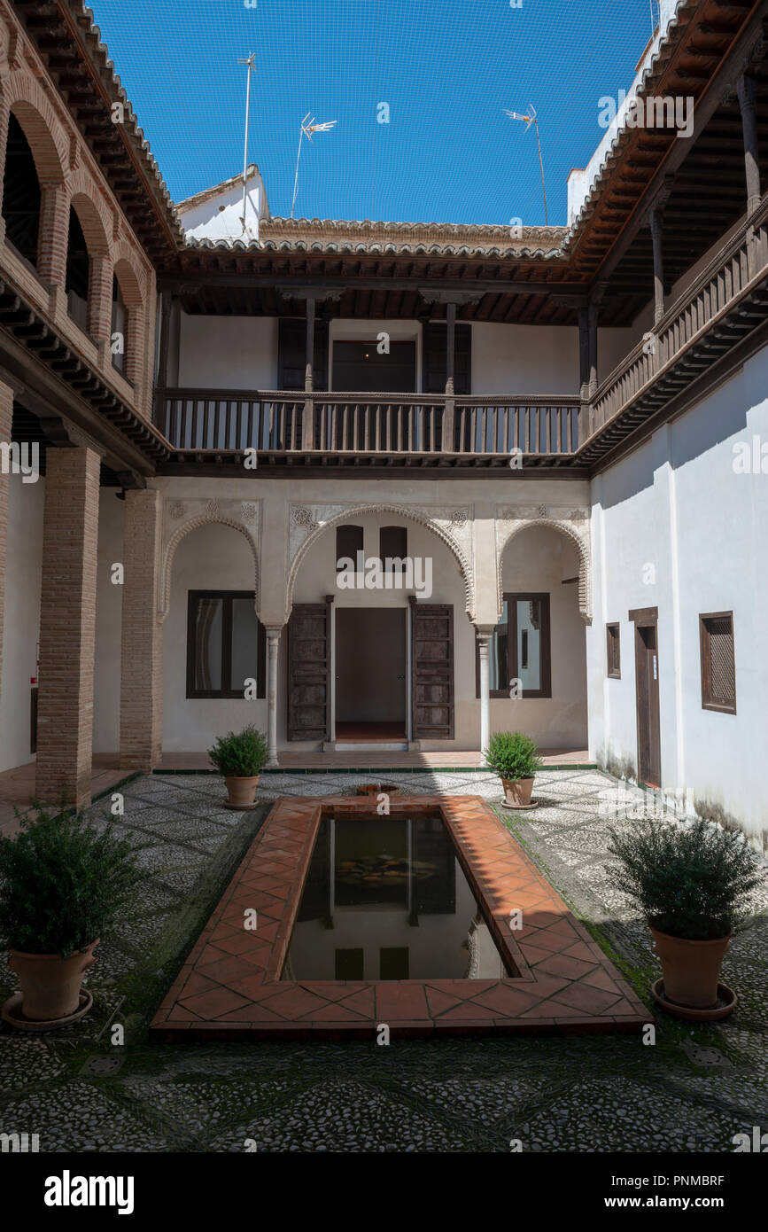 Dobla d'Oro, antigua casa morisca con patio y fuente, Granada, Andalucía,  España Fotografía de stock - Alamy