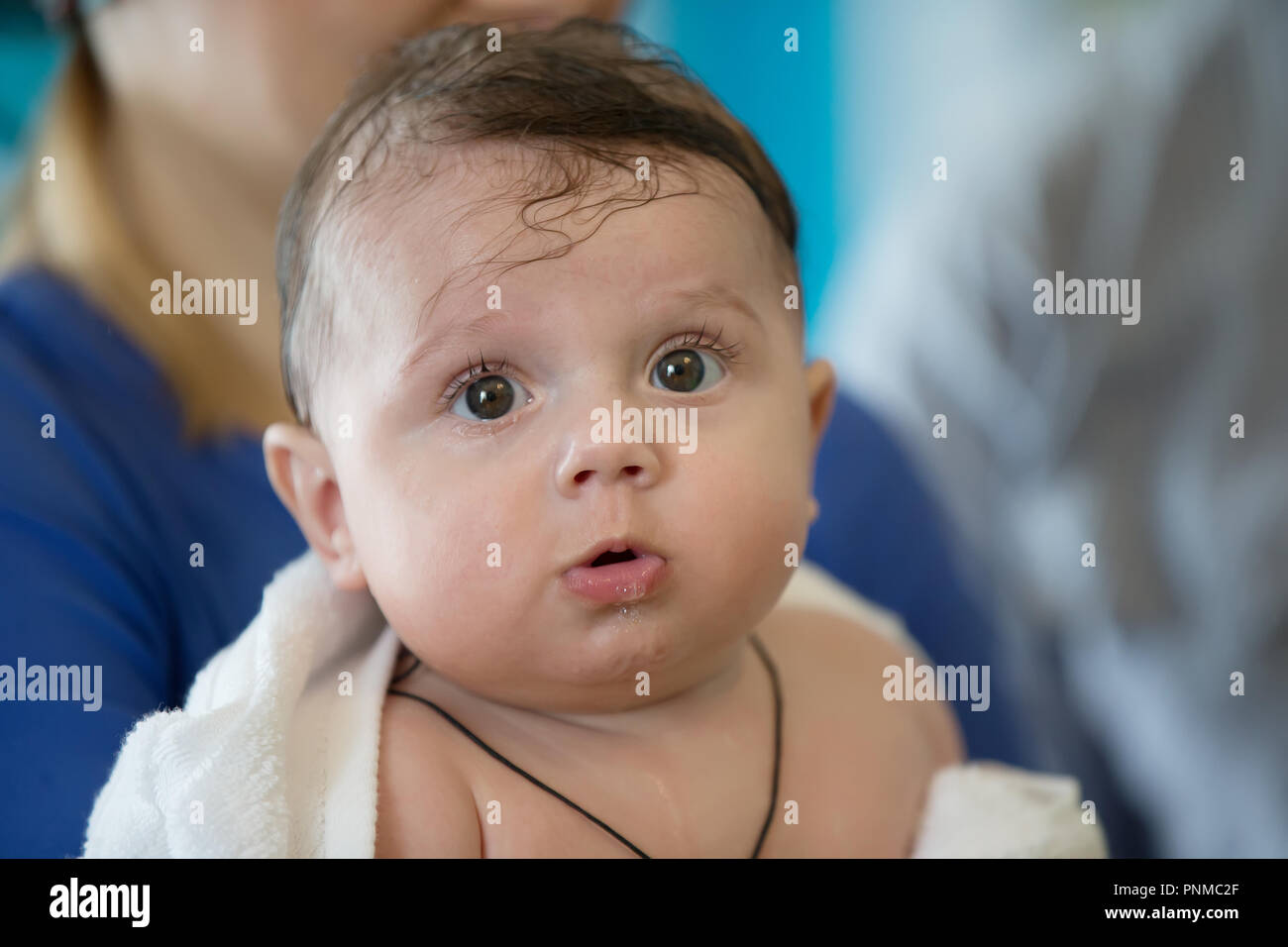 Cara de bebé con ojos ojivales Foto de stock