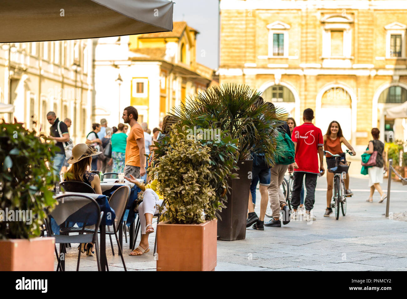 RAVENNA, ITÁLIA - 2 De Agosto De 2018: Moradores E Turistas Estão Andando  Na Rua Com Restaurante E Lojas Foto Royalty Free, Gravuras, Imagens e Banco  de fotografias. Image 106111991