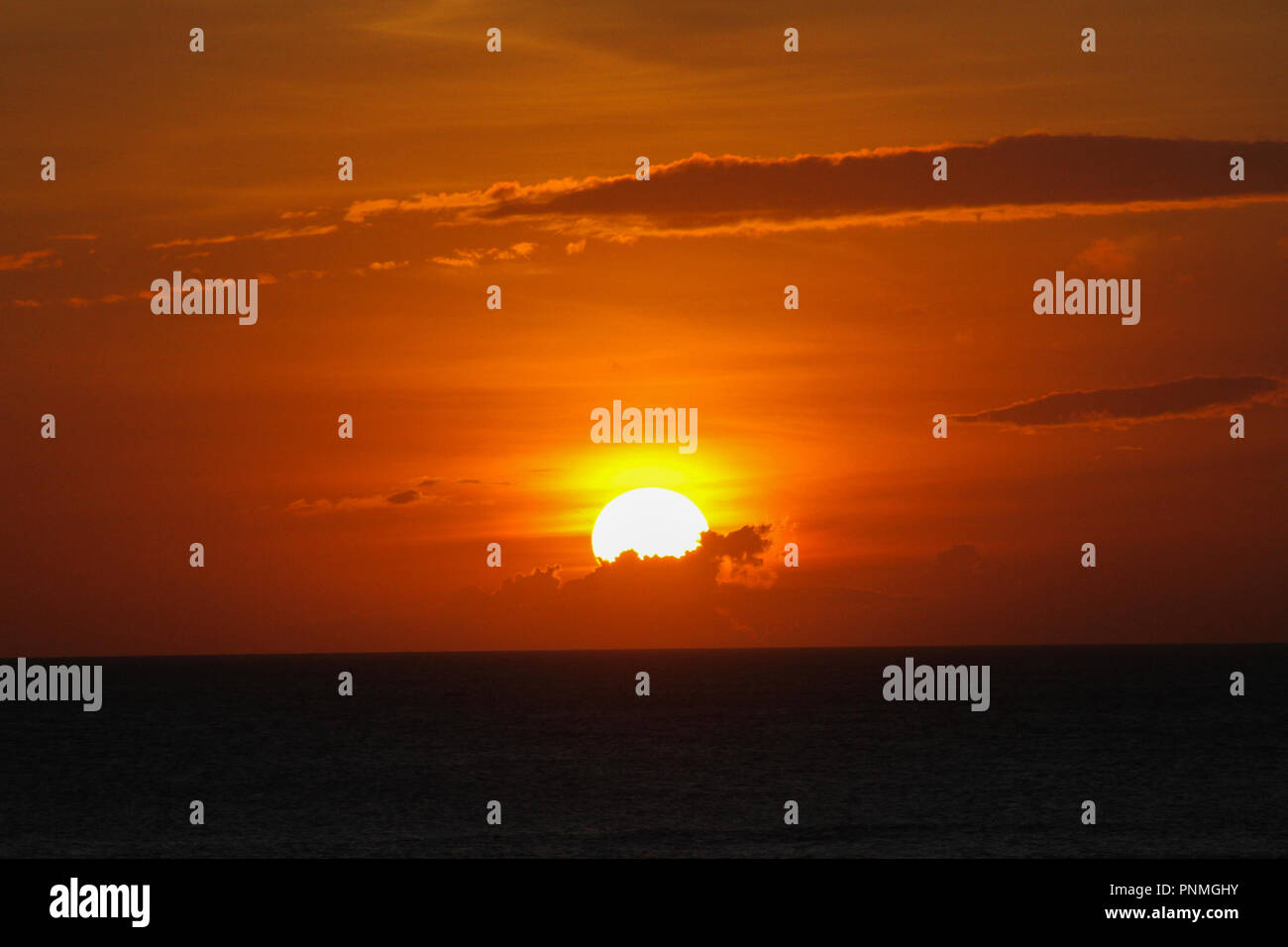 Puesta de sol sobre el punto Dewundara, Sri Lanka. Foto de stock