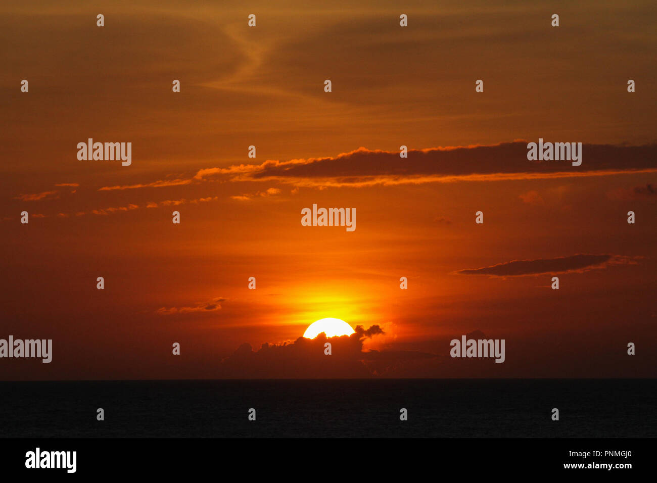 Puesta de sol sobre el punto Dewundara, Sri Lanka. Foto de stock
