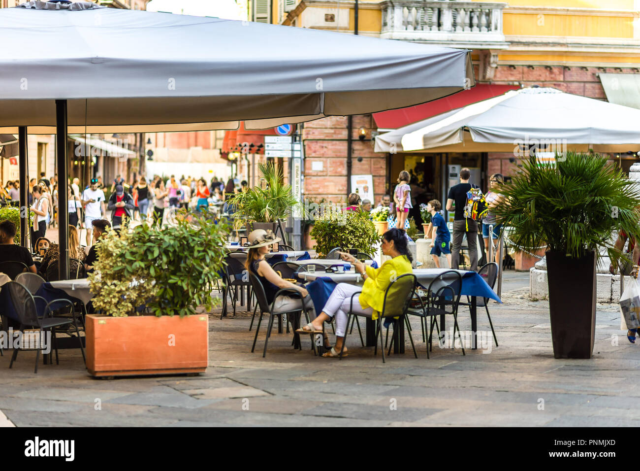 RAVENNA, ITÁLIA - 2 De Agosto De 2018: Moradores E Turistas Estão Andando  Na Rua Com Restaurante E Lojas Foto Royalty Free, Gravuras, Imagens e Banco  de fotografias. Image 106111991