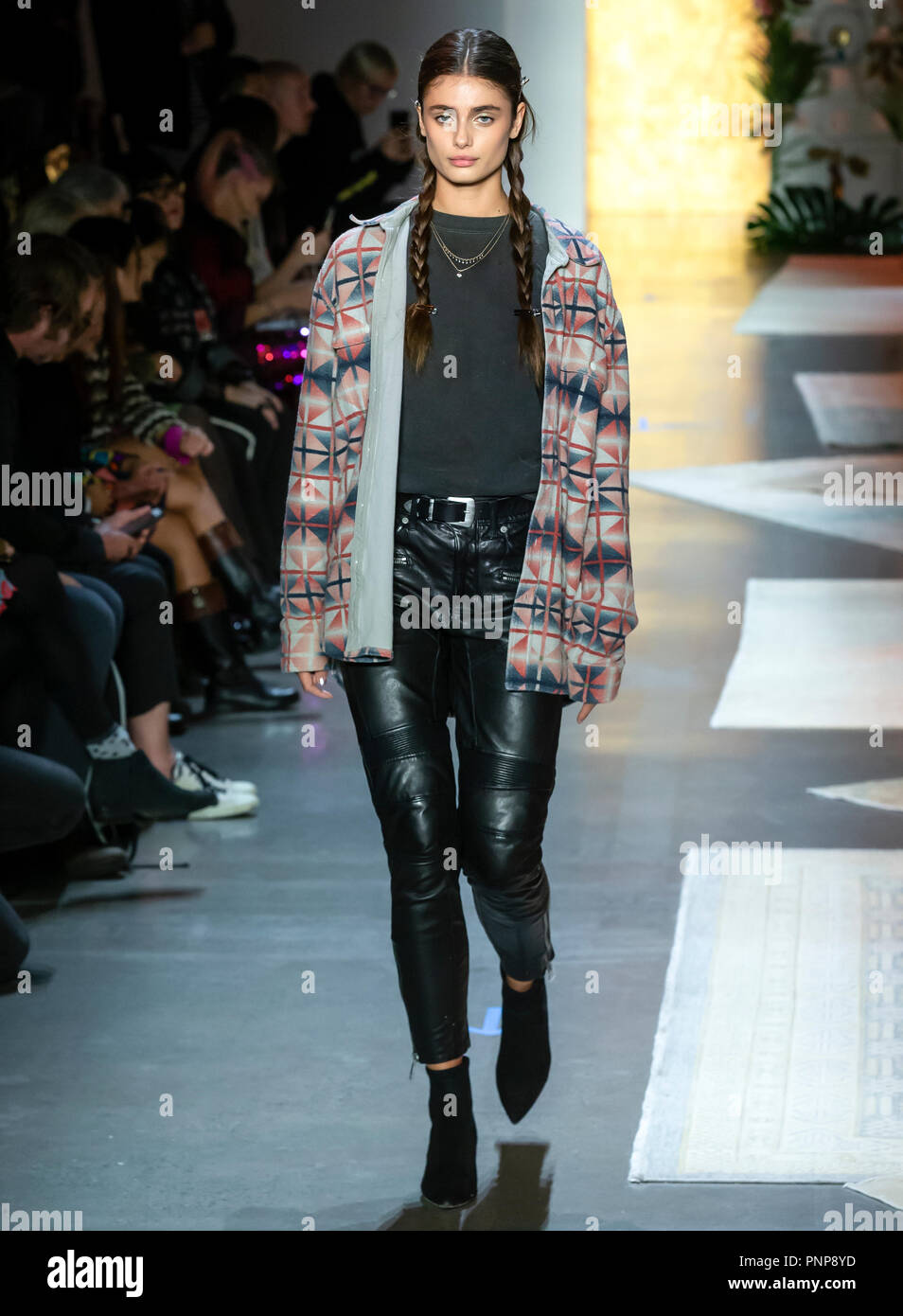 New York Ny 10 De Septiembre De 18 Taylor Hill Camina La Pista Durante El Ensayo De Anna Sui Primavera Verano 19 Fashion Show En Nueva York Fash Fotografia De Stock Alamy