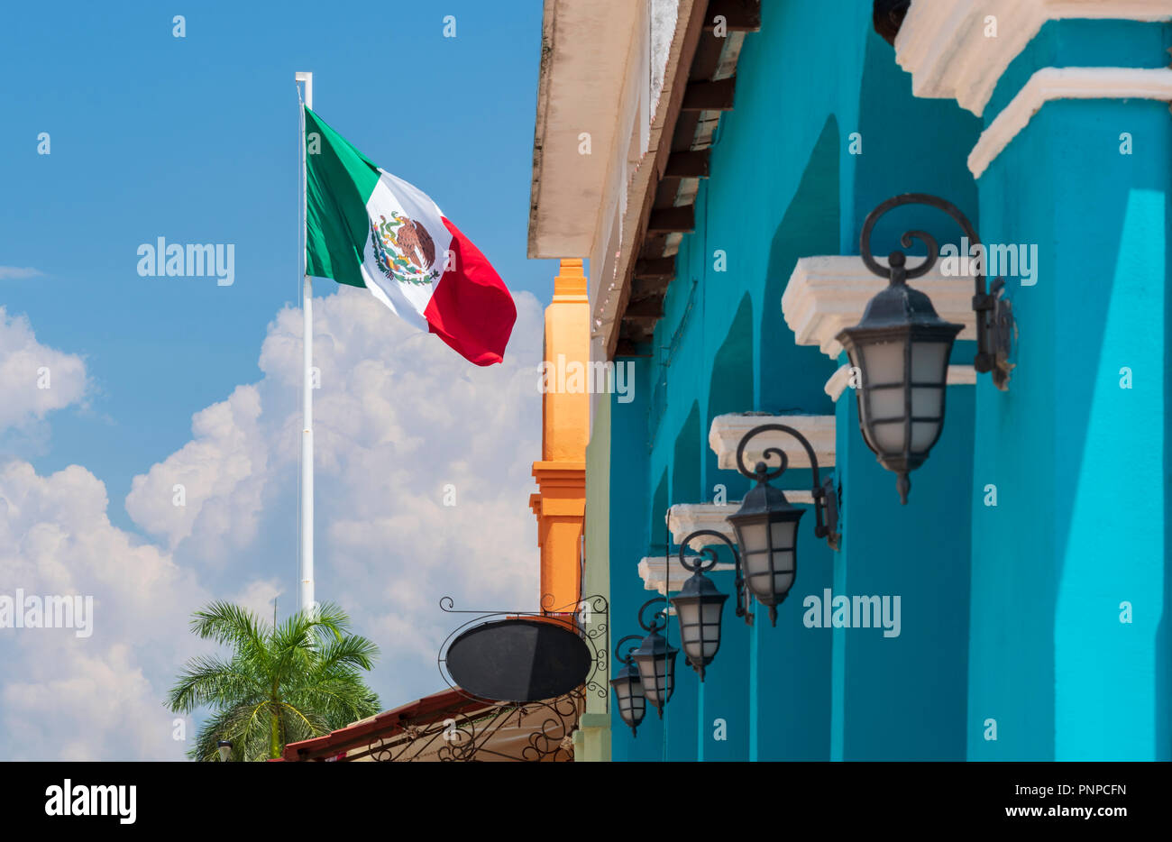 Bandera Mexicana colonial edificio azul y lámparas tradicionales Fotografía  de stock - Alamy
