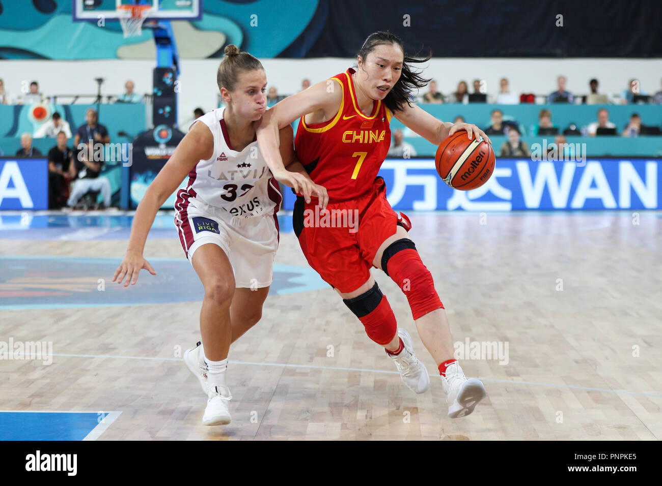 Tenerife, España. 22 Sep, 2018. Shao Ting (R) de China compite en un grupo  D partido entre China y Letonia en el FIBA 2018 Copa del Mundo de baloncesto  femenino en Santa