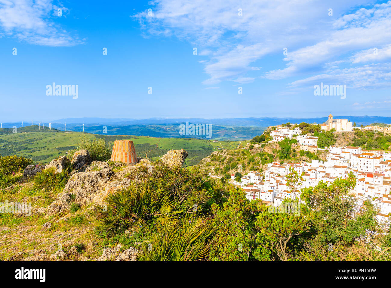 Vista de Casares pueblo de montaña con casas blancas en las primeras horas de la mañana, Andalucía, España Foto de stock