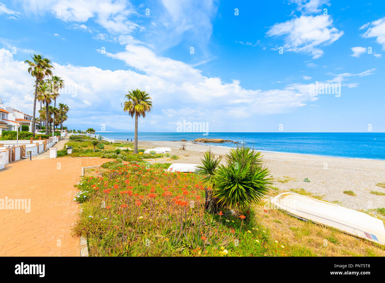 Los botes pesqueros en playa hermosa en el pequeño pueblo costero cerca de Marbella en la Costa del Sol, España Foto de stock