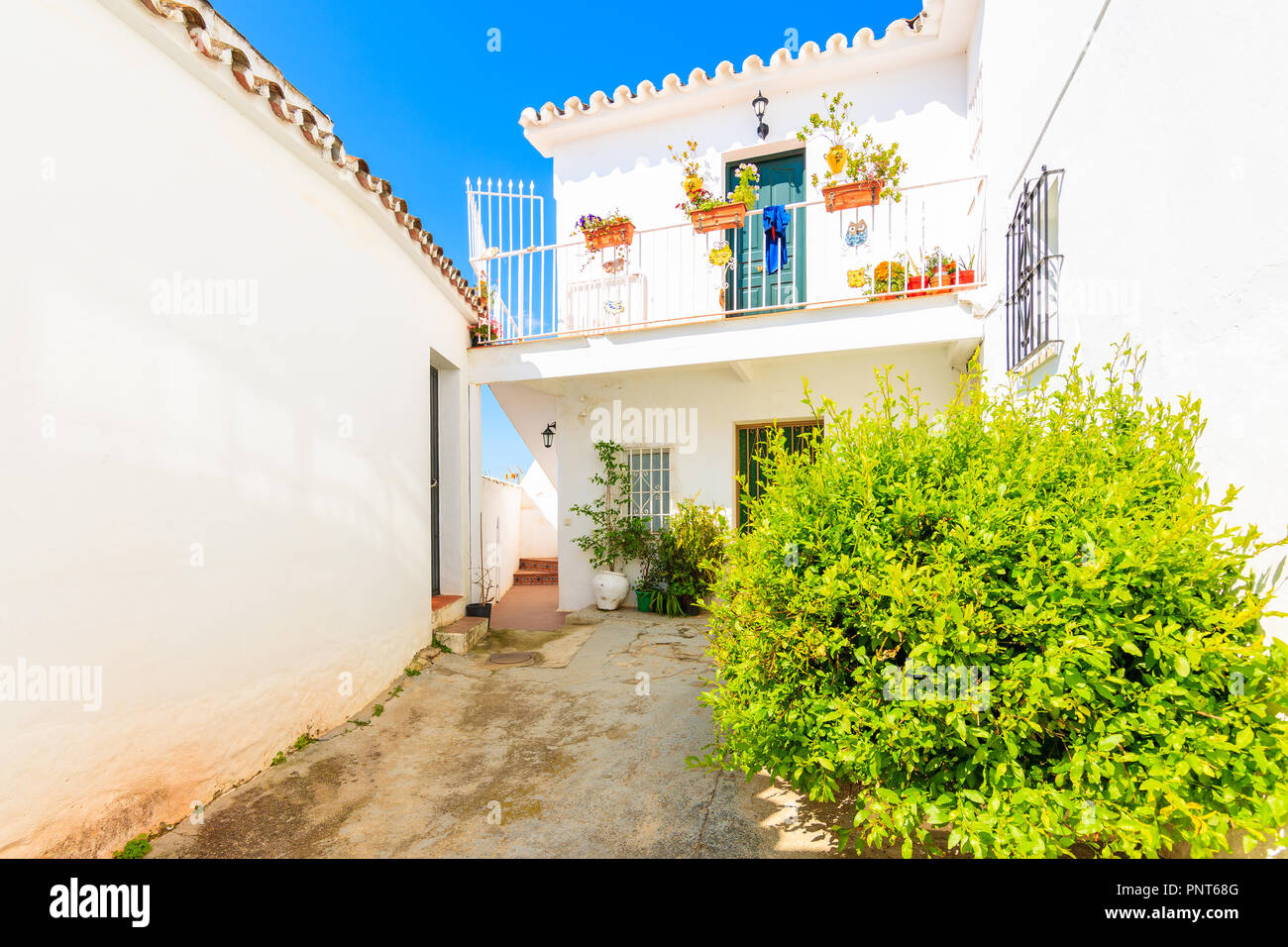 En la casa blanca típica calle estrecha en el pintoresco pueblo de Mijas, en Andalucía. España Foto de stock