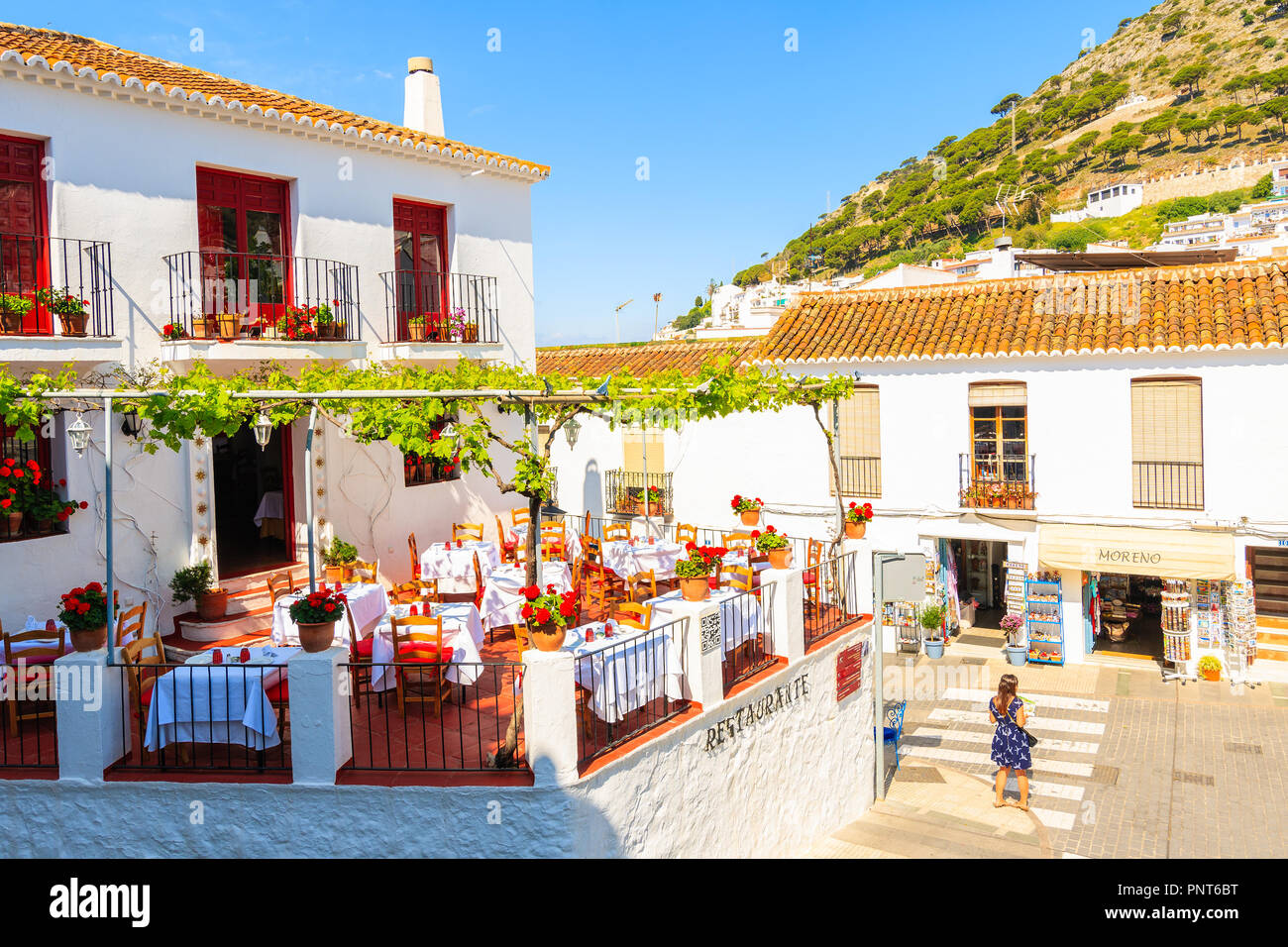 MIJAS PUEBLO, España - 9 de mayo de 2018: restaurante terraza en el pintoresco pueblo blanco de Mijas, en Andalucía. El sur de España es famosa por Mountain Village Foto de stock