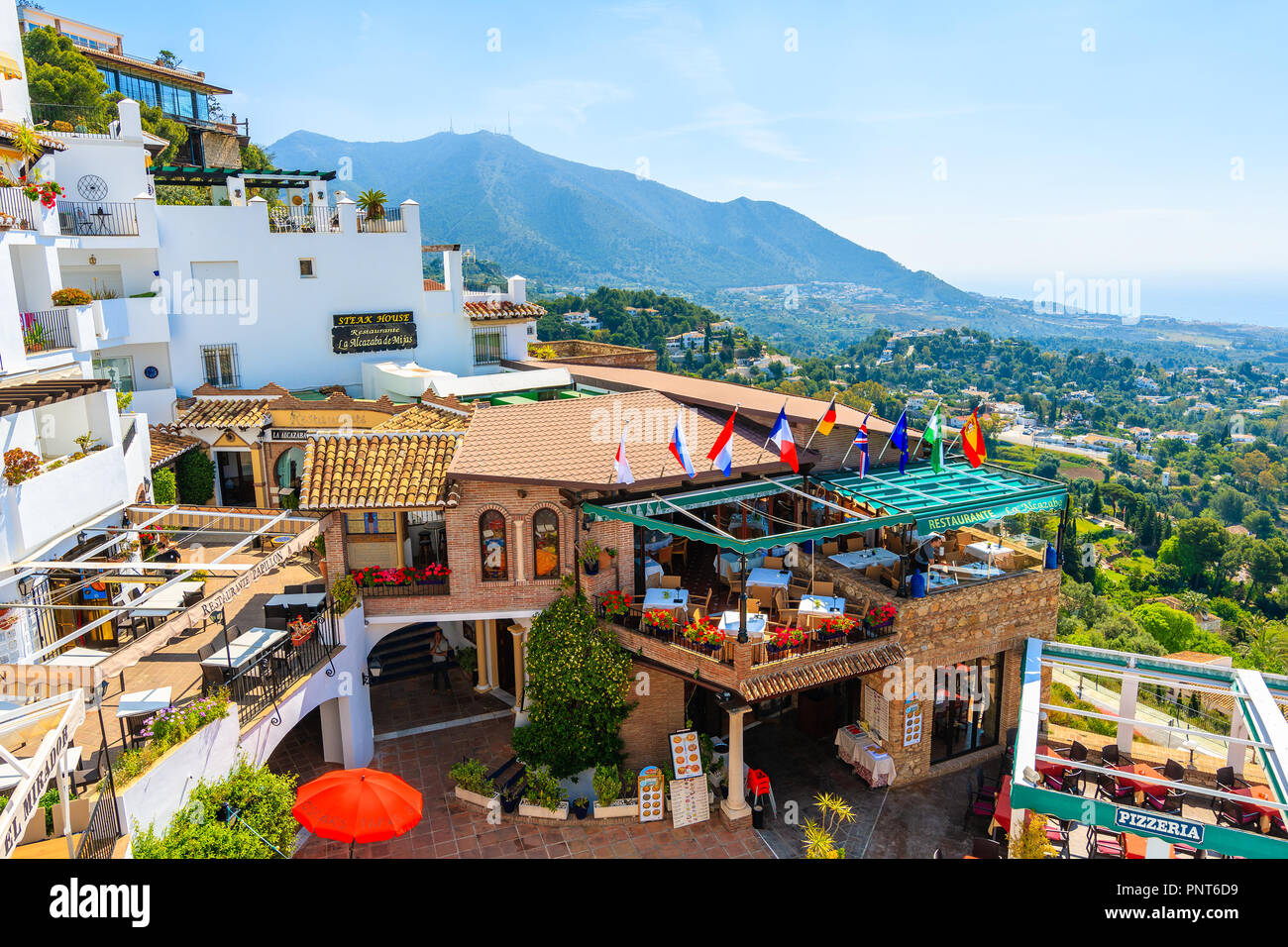 MIJAS PUEBLO, España - 9 de mayo de 2018: restaurante terraza en el pintoresco pueblo blanco de Mijas, en Andalucía. El sur de España es famosa por Mountain Village Foto de stock