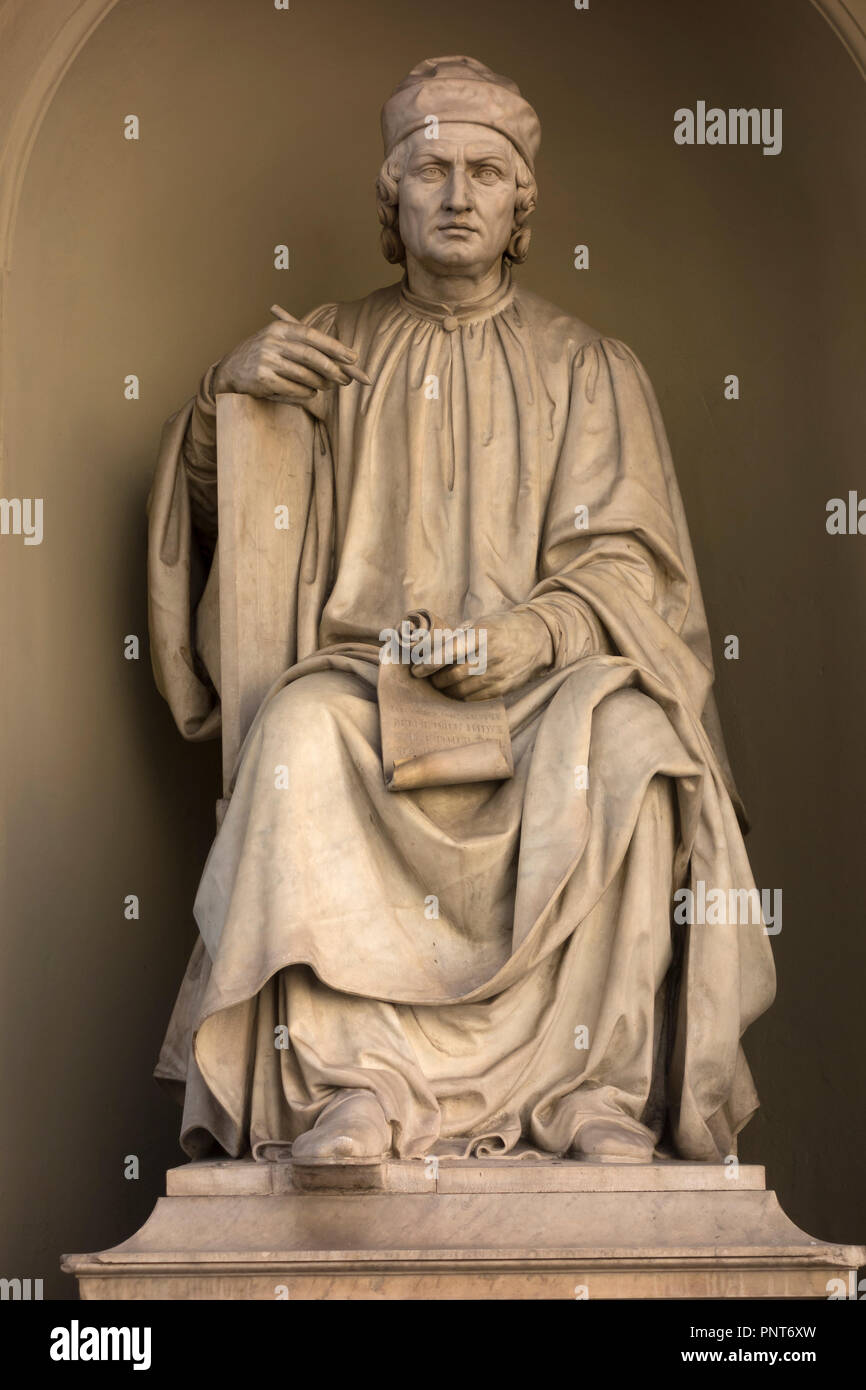 Estatua de Arnolfo di Cambio (arquitecto y escultor del siglo XIII), en el Palazzo dei Canonici, Florencia, Italia. Foto de stock