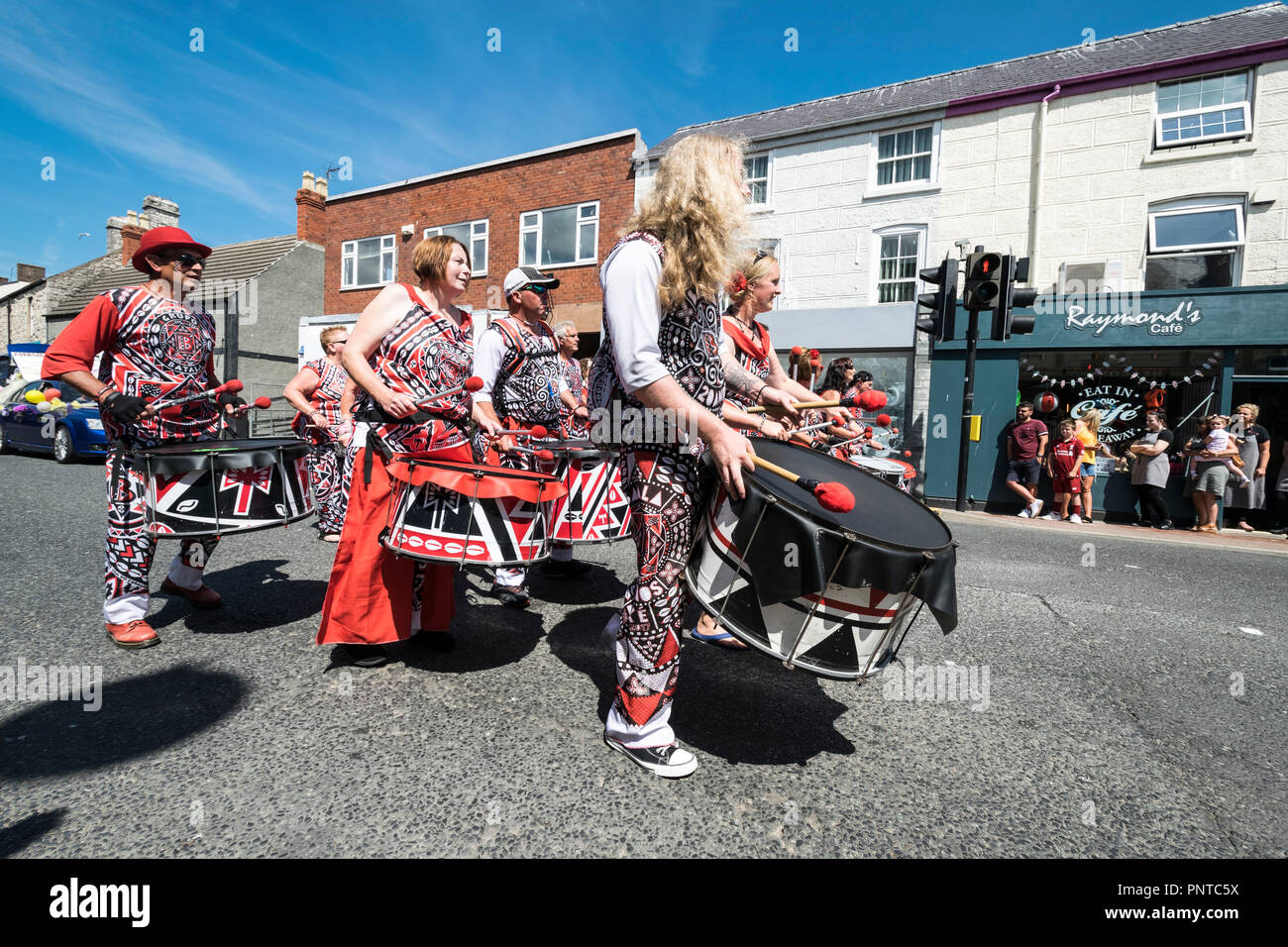 Abergele Carnaval Batala Samba Band 14 de julio de 2018 en la costa norte de Gales Foto de stock