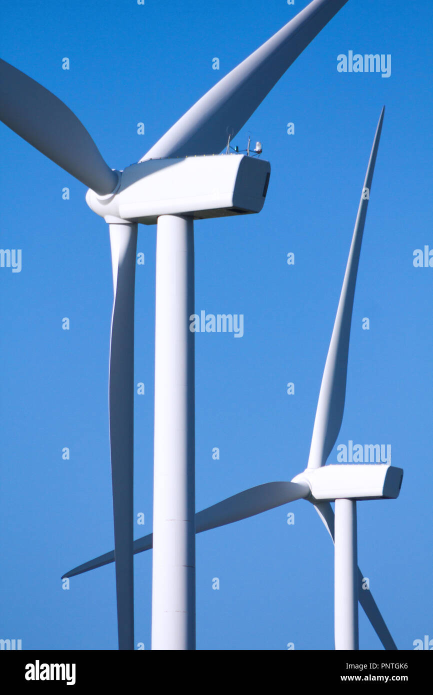 Pico de Gallo, Tineo, Vista posterior de las hojas, cubo del rotor y góndola completa de dos molinos viento Fotografía de stock - Alamy