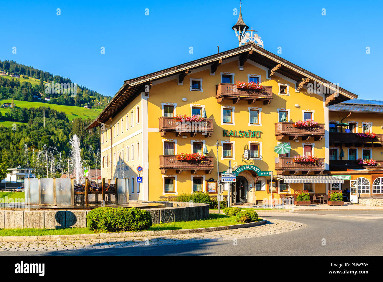 Ciudad de Kirchberg in Tirol, Austria - 30 Jul, 2018: Guesthouse en calle en Kirchberg in Tirol ciudad en verano. Es popular austriaco d deportes de invierno Foto de stock