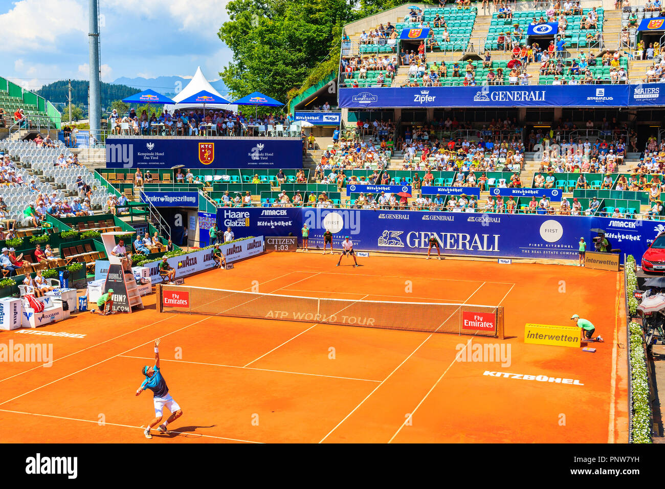 KITZBUHEL, AUSTRIA - Agosto 2, 2018: Los jugadores jugando al tenis durante el torneo de verano en la ciudad de Kitzbuhel, Tirol. Esta competencia es conocida como Austrian Open Foto de stock