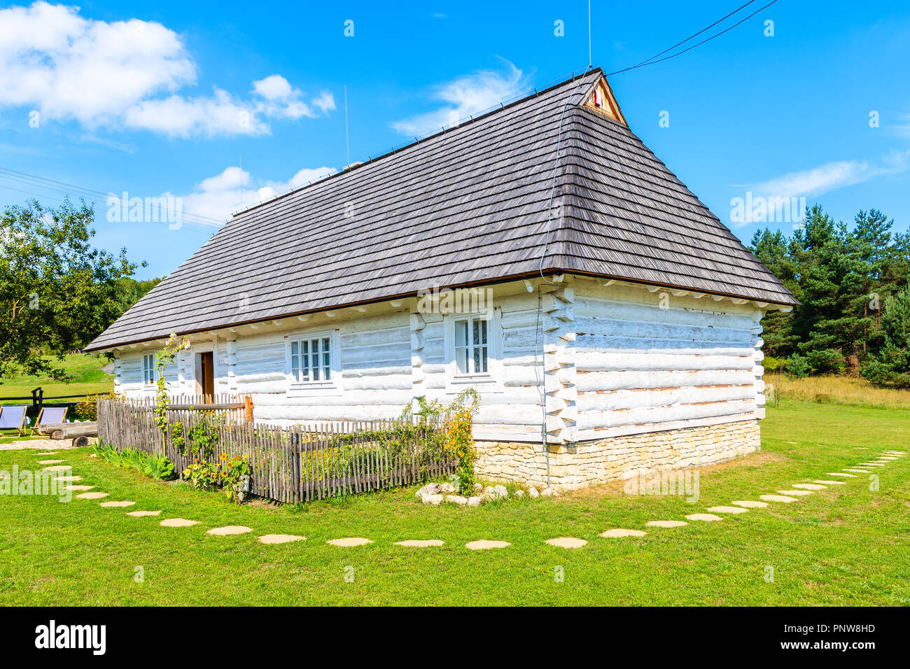 Casa Blanca en Rabsztyn Rural aldea cerca del castillo, Polonia Foto de stock