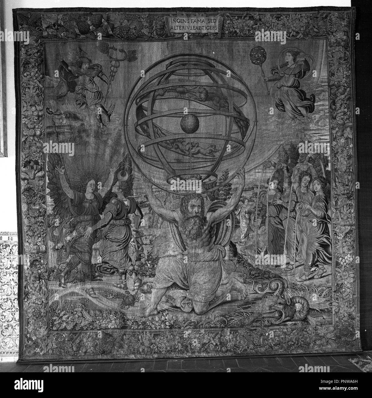 ATLAS SOSTENIENDO LA ESFERA ARMILAR - Tapiz del Salón del Trono TEJIDO EN BRUSELAS EN EL SIGLO XVI - FOTOGRAFIA EN BLANCO Y NEGRO - Años 60. Ubicación: Monasterio-TAPIZ. SAN Lorenzo del Escorial. MADRID. España. Foto de stock
