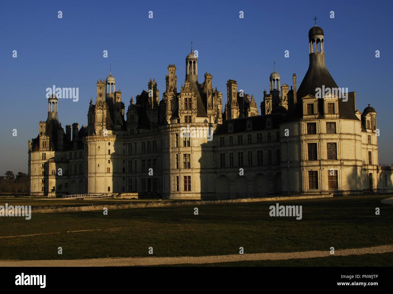 Arte renacentista. Francia. Siglo 16. Castillo de Chambord. Atribuido a Domenico da Cortona (ca 1465- ca 1549). Construido por orden del rey Francisco I, entre 1519-1539, a lo largo del río Closson. Exterior. Northwest fac_ade. El Valle del Loira. Foto de stock