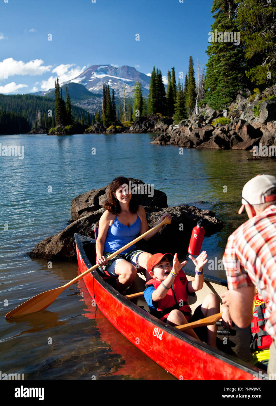 Familia viaje en canoa en el lago chispas cerca de Bend Oregon Foto de stock