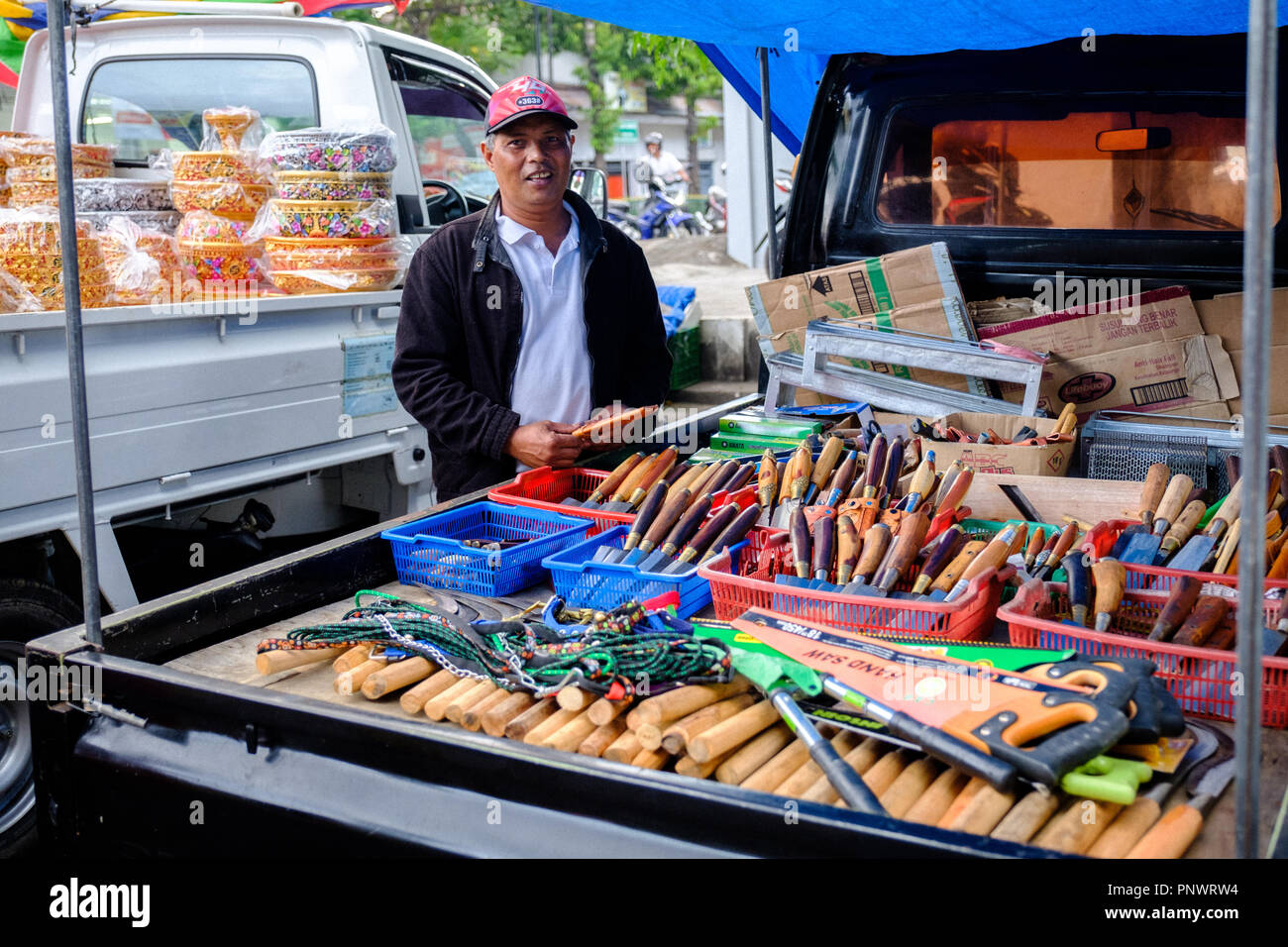 Comerciante vender cuchillos cocineros asiáticos en Pasar Gianyar, Bali,  Indonesia Fotografía de stock - Alamy