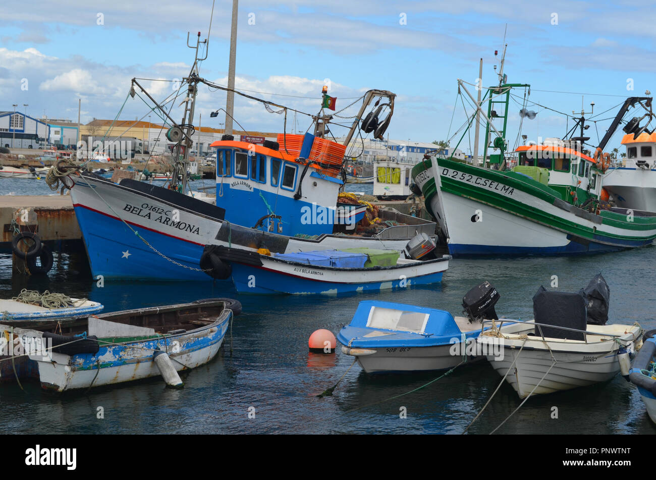 La flota artesanal en el puerto pesquero de Olhão, Algarve, Sur de Portugal Foto de stock