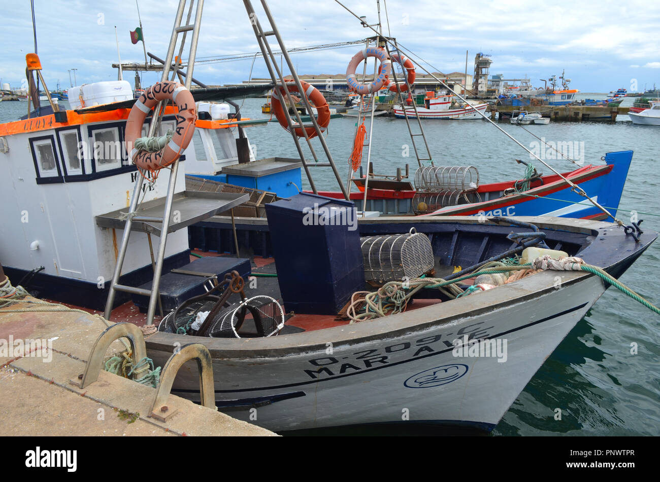 La flota artesanal en el puerto pesquero de Olhão, Algarve, Sur de Portugal Foto de stock