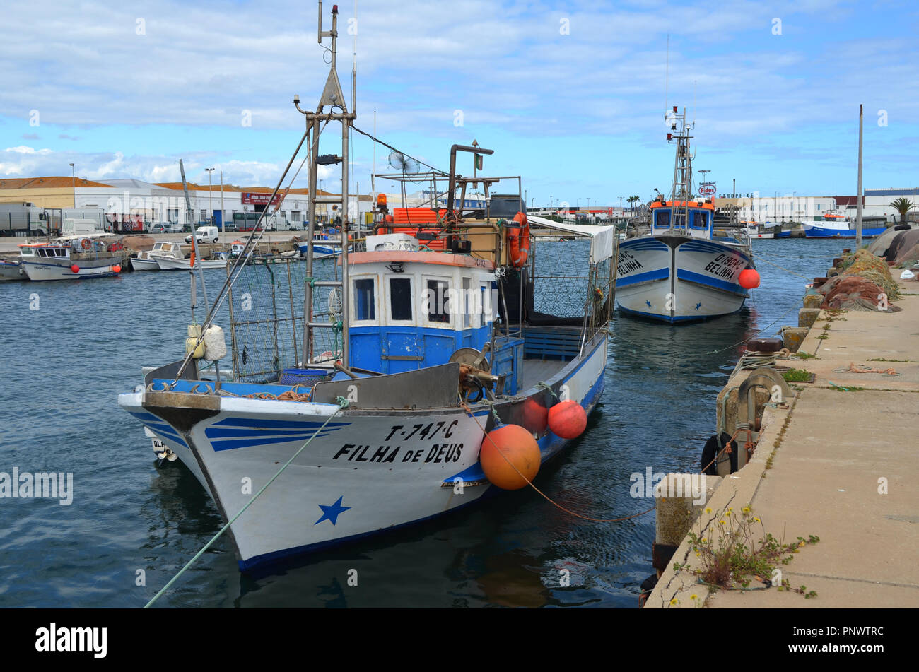 La flota artesanal en el puerto pesquero de Olhão, Algarve, Sur de Portugal Foto de stock