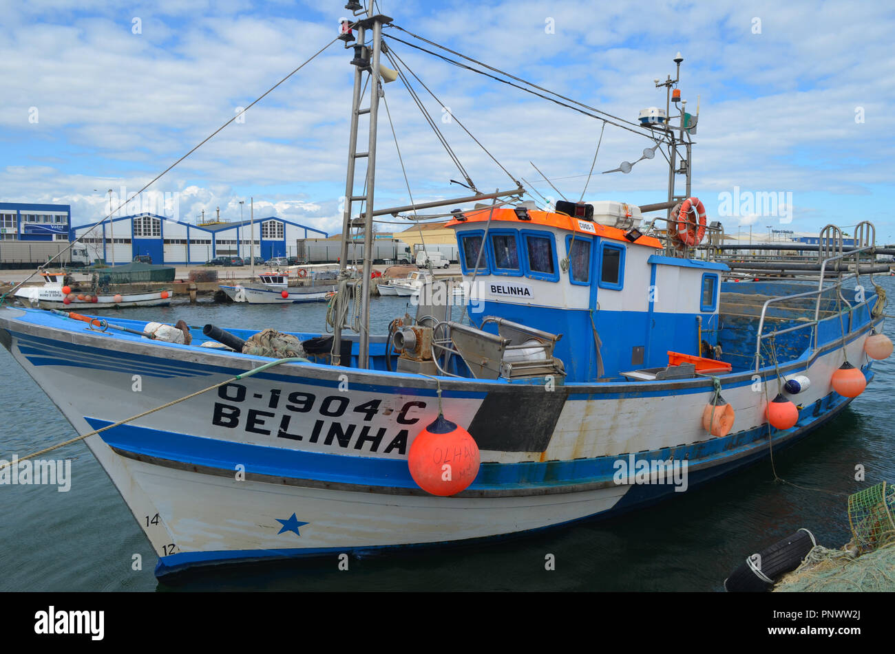 La flota artesanal en el puerto pesquero de Olhão, Algarve, Sur de Portugal Foto de stock