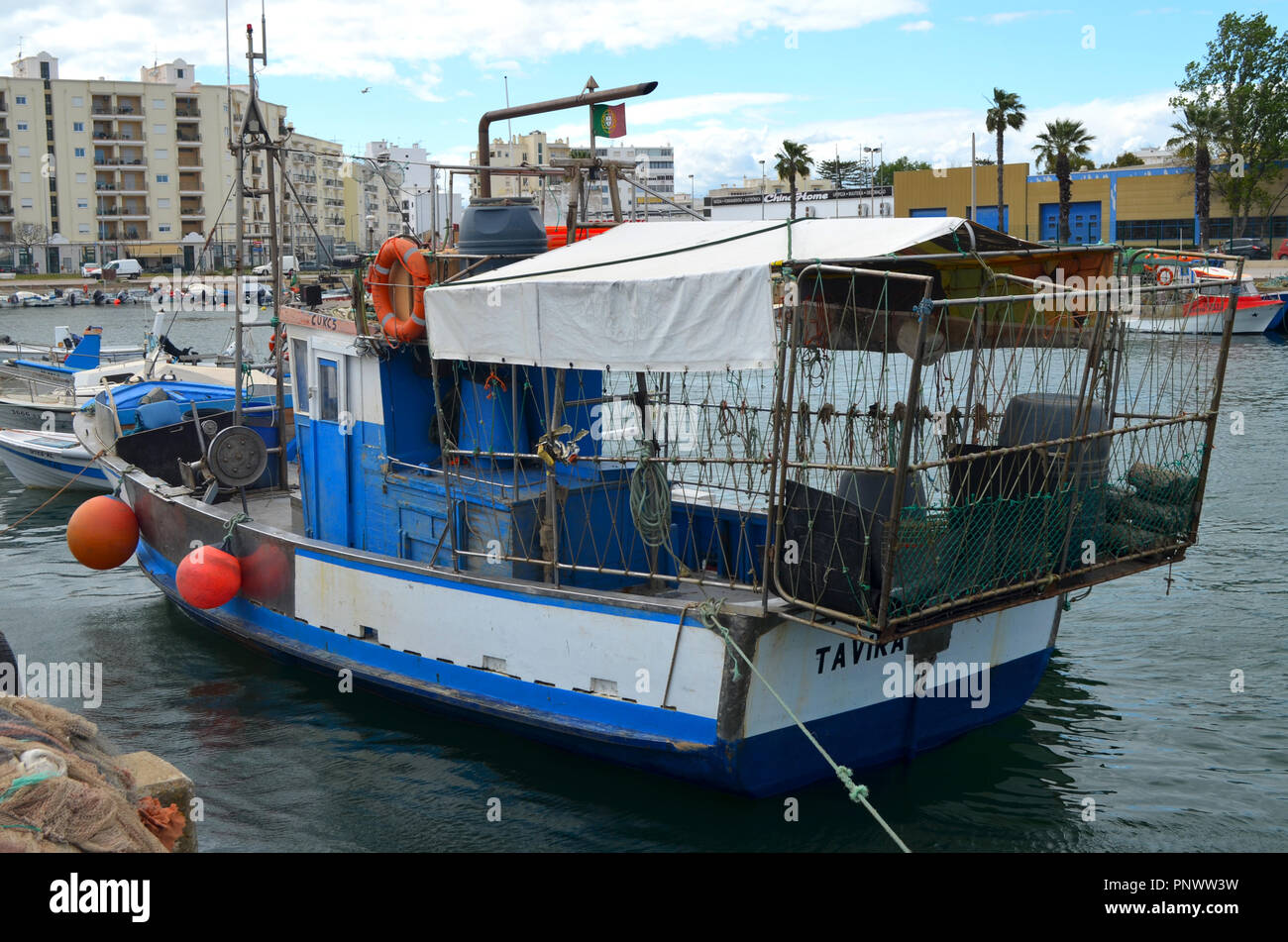 La flota artesanal en el puerto pesquero de Olhão, Algarve, Sur de Portugal Foto de stock