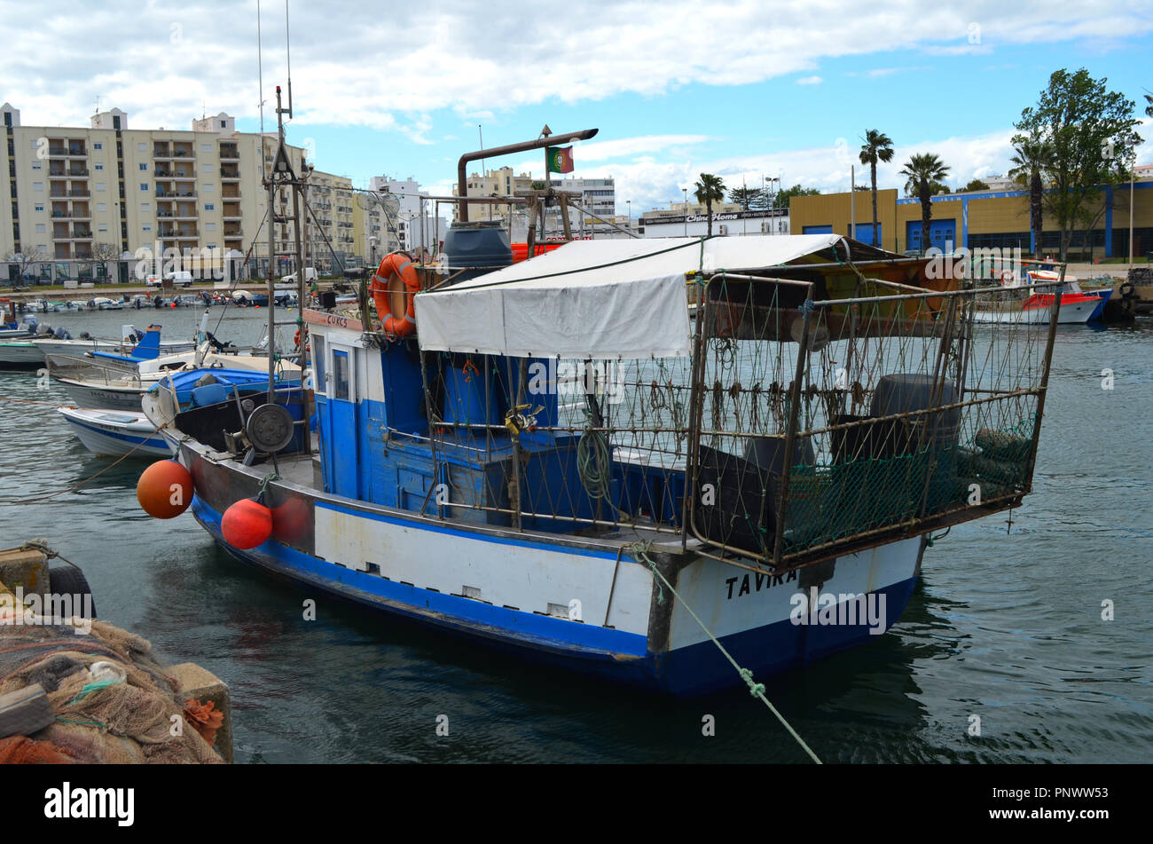 La flota artesanal en el puerto pesquero de Olhão, Algarve, Sur de Portugal Foto de stock