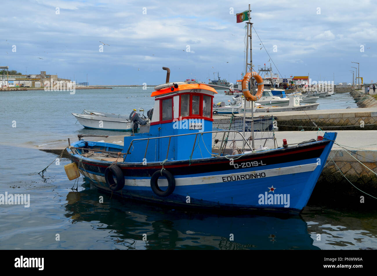 La flota artesanal en el puerto pesquero de Olhão, Algarve, Sur de Portugal Foto de stock