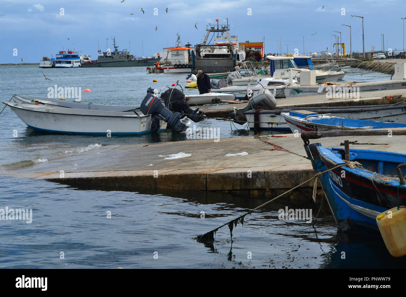 La flota artesanal en el puerto pesquero de Olhão, Algarve, Sur de Portugal Foto de stock