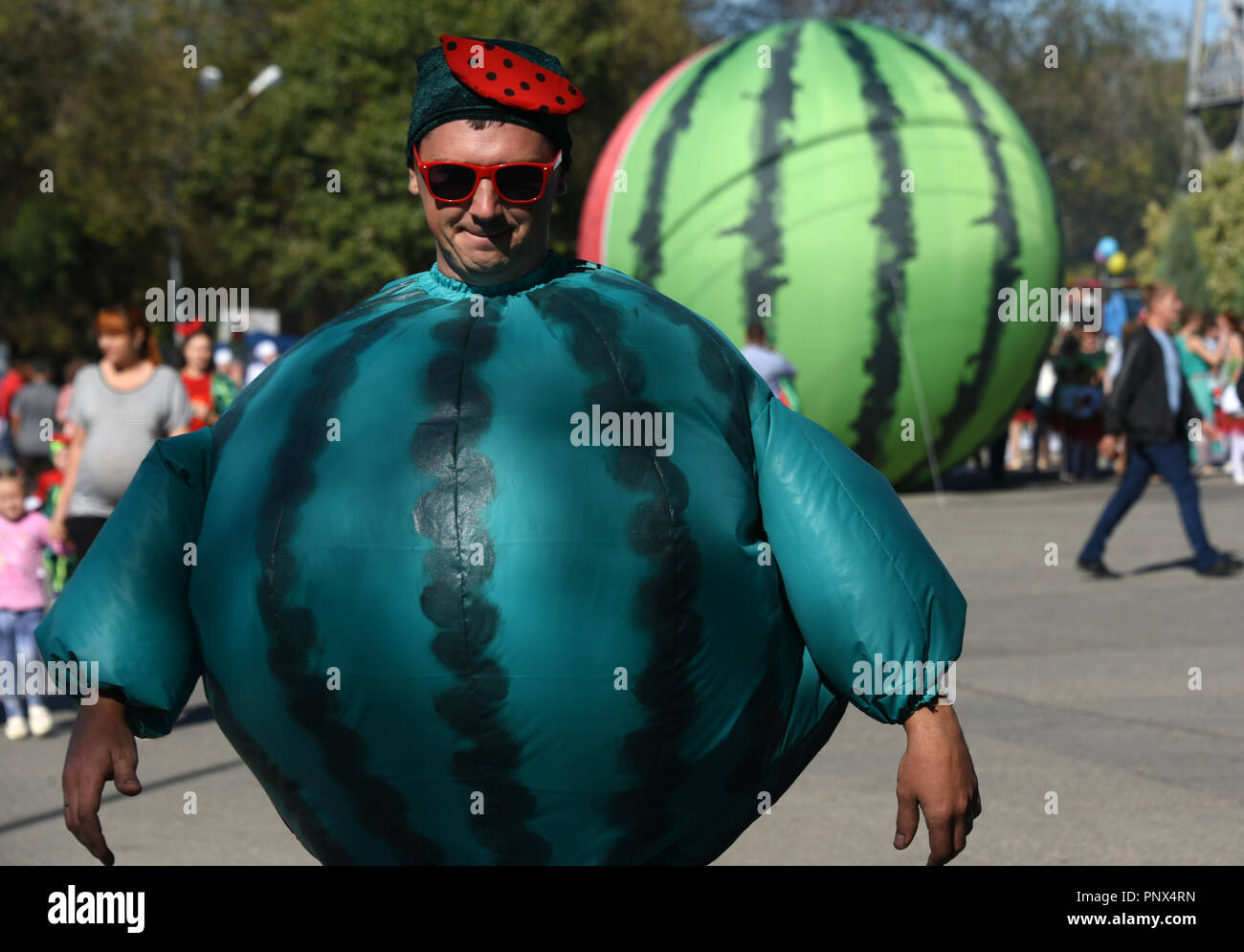Hombre Gordo En Traje Rojo Fotos e Imágenes de stock - Alamy