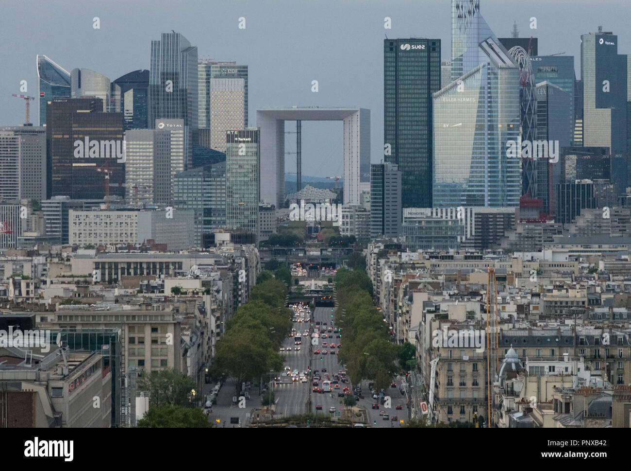 La Défense visto desde Arc de Triomphe azotea Foto de stock