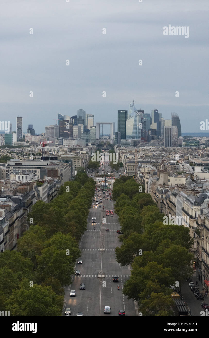 La Défense visto desde Arc de Triomphe azotea Fotografía de stock - Alamy