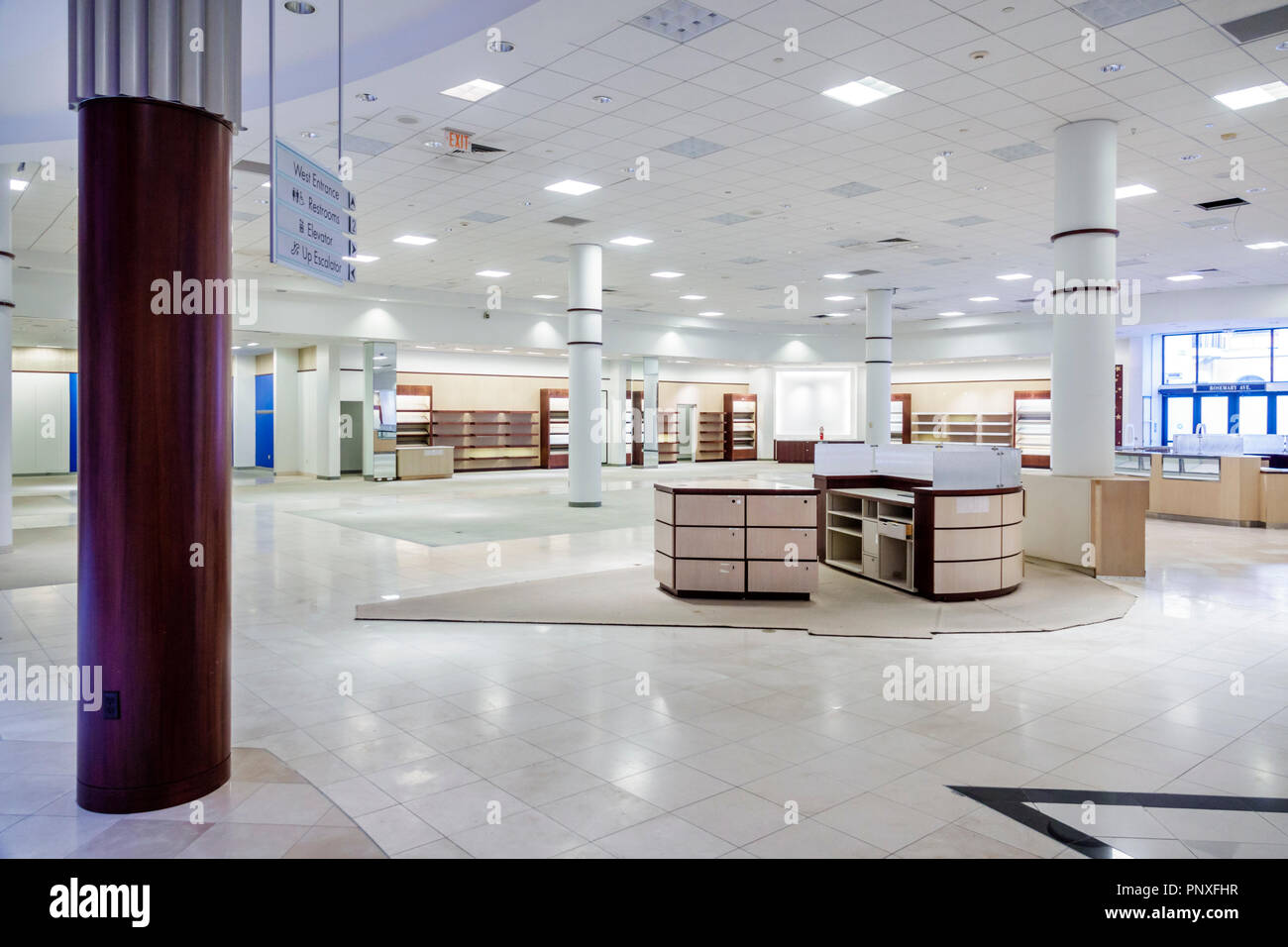 Macys department store interior beach fotografías e imágenes de alta