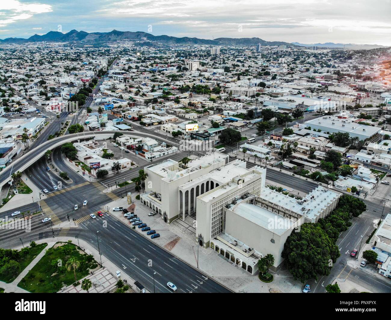 Museo y Biblioteca de la Universidad de Sonora. UNISON en un lado del  Boulevard Rosales en Hermosillo, Sonora, México. Vista aérea, la ciudad, el  puente, el arco Fotografía de stock - Alamy