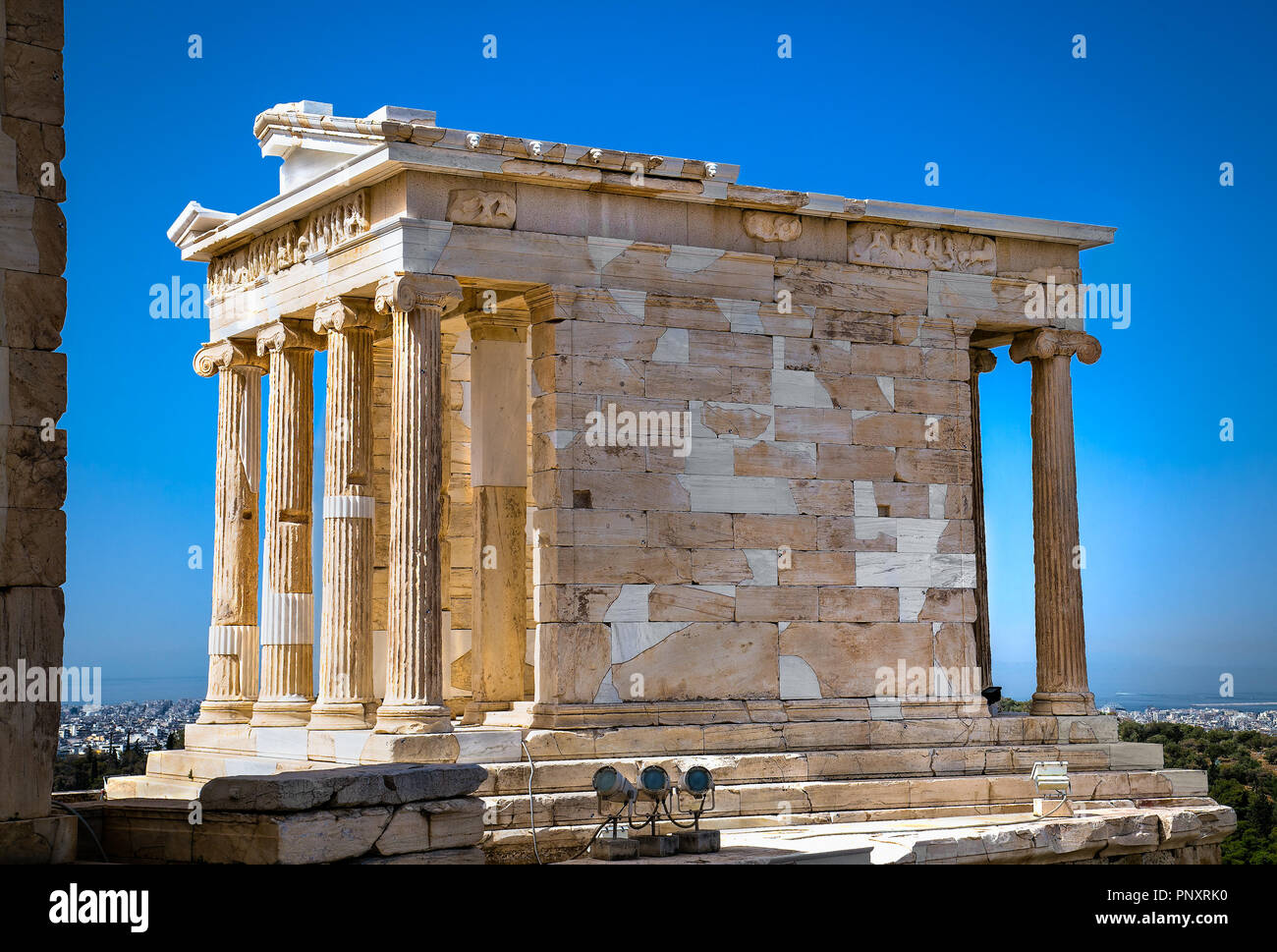 El de Atenea Niké Propilea antigua entrada ruinas Acrópolis en Atenas, Grecia. La construcción finalizó en el año 432 templo construido 420 BC. Nike en de stock - Alamy