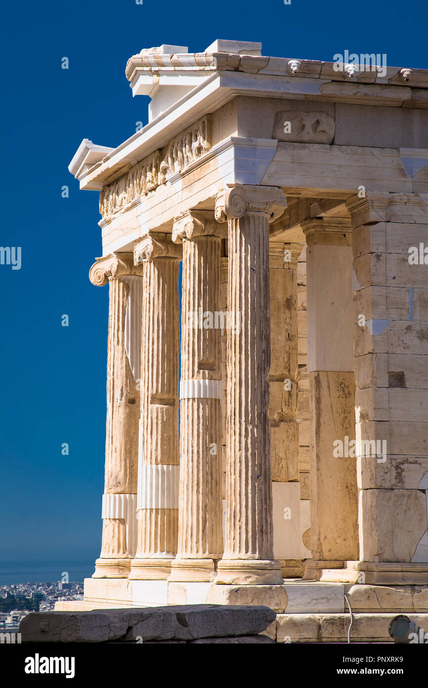 El Templo de Atenea Propilea antigua entrada ruinas Acrópolis en Atenas, Grecia. La construcción finalizó en el año 432 A.C. templo construido 420 BC. Nike Fotografía de stock - Alamy