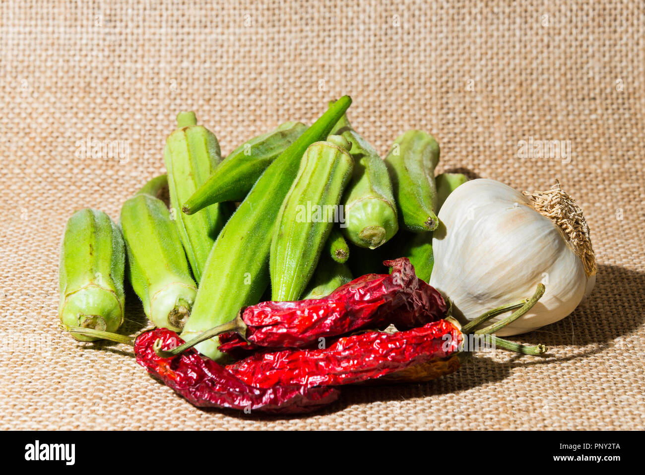 Ingredientes para el estofado de okra recetas en un fondo de paño marrón  Fotografía de stock - Alamy