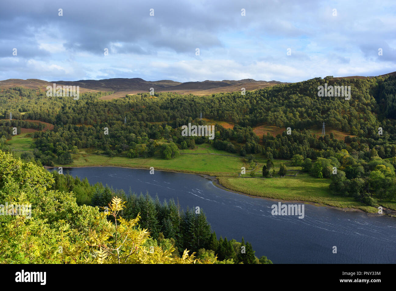 Loch Tummel de Queen's View, un famoso mirador mirando a lo largo de uno de los paisajes más emblemáticos de Escocia, Pitlochry, Perthshire. Foto de stock