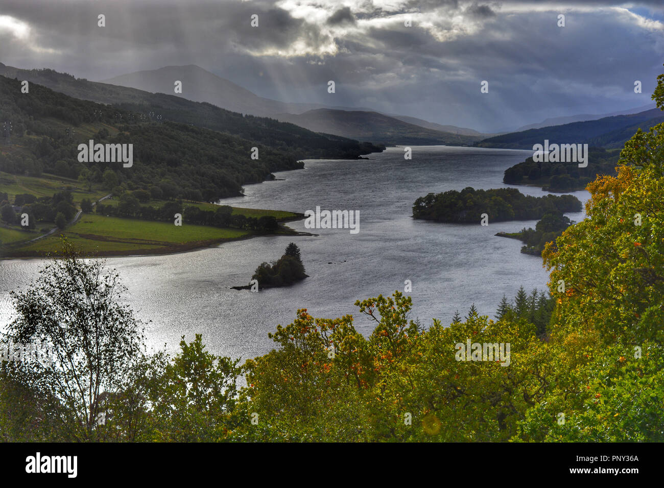 Loch Tummel de Queen's View, un famoso mirador mirando a lo largo de uno de los paisajes más emblemáticos de Escocia, Pitlochry, Perthshire. Foto de stock