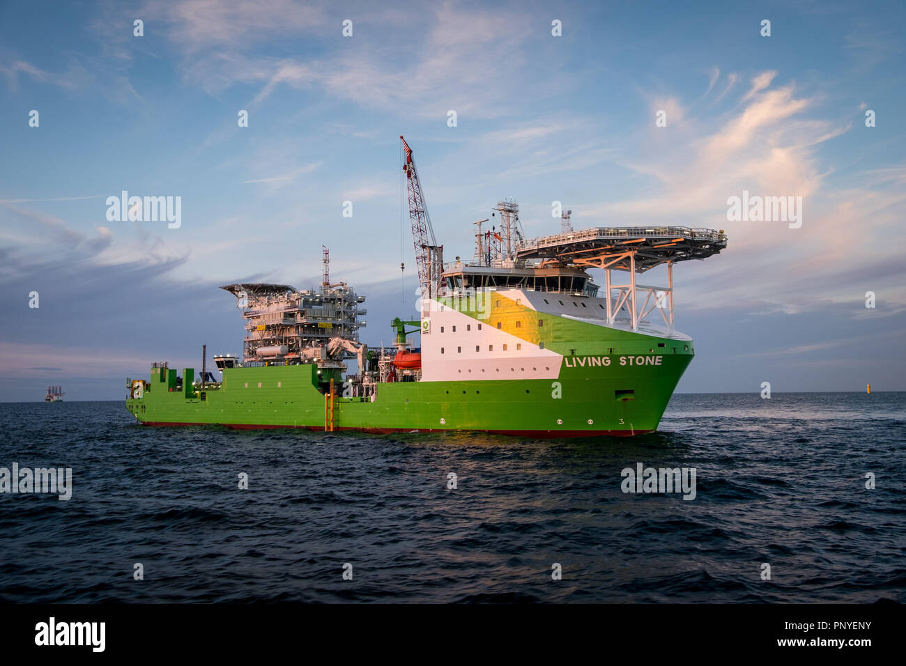 El cable lay buque, piedra viva, trabaje en un proyecto Hornsea durante la construcción del parque eólico offshore en 2018 Foto de stock