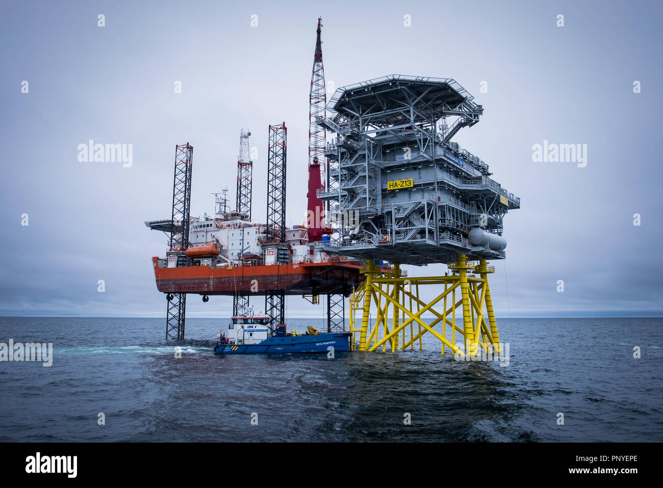 Eleve la plataforma de alojamiento, GMS empeño, y una de las tres subestaciones offshore durante la fase de construcción del proyecto Hornsea en un parque eólico offshore. Foto de stock