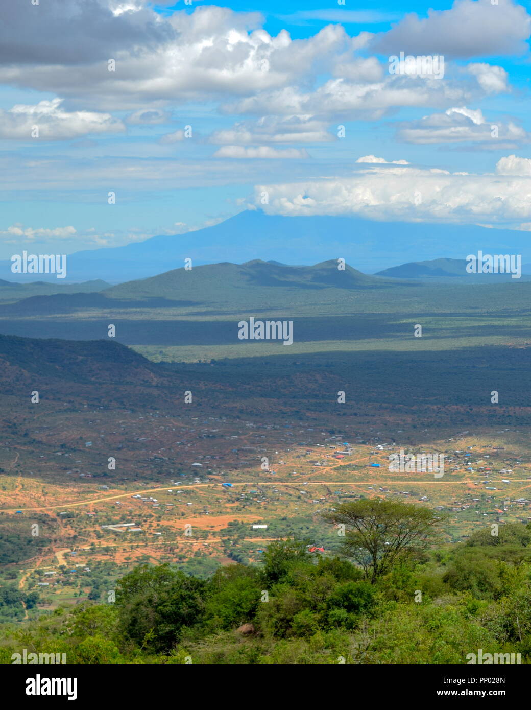 Monte Kilimanjaro visto desde Namanga Town, Kenya Foto de stock