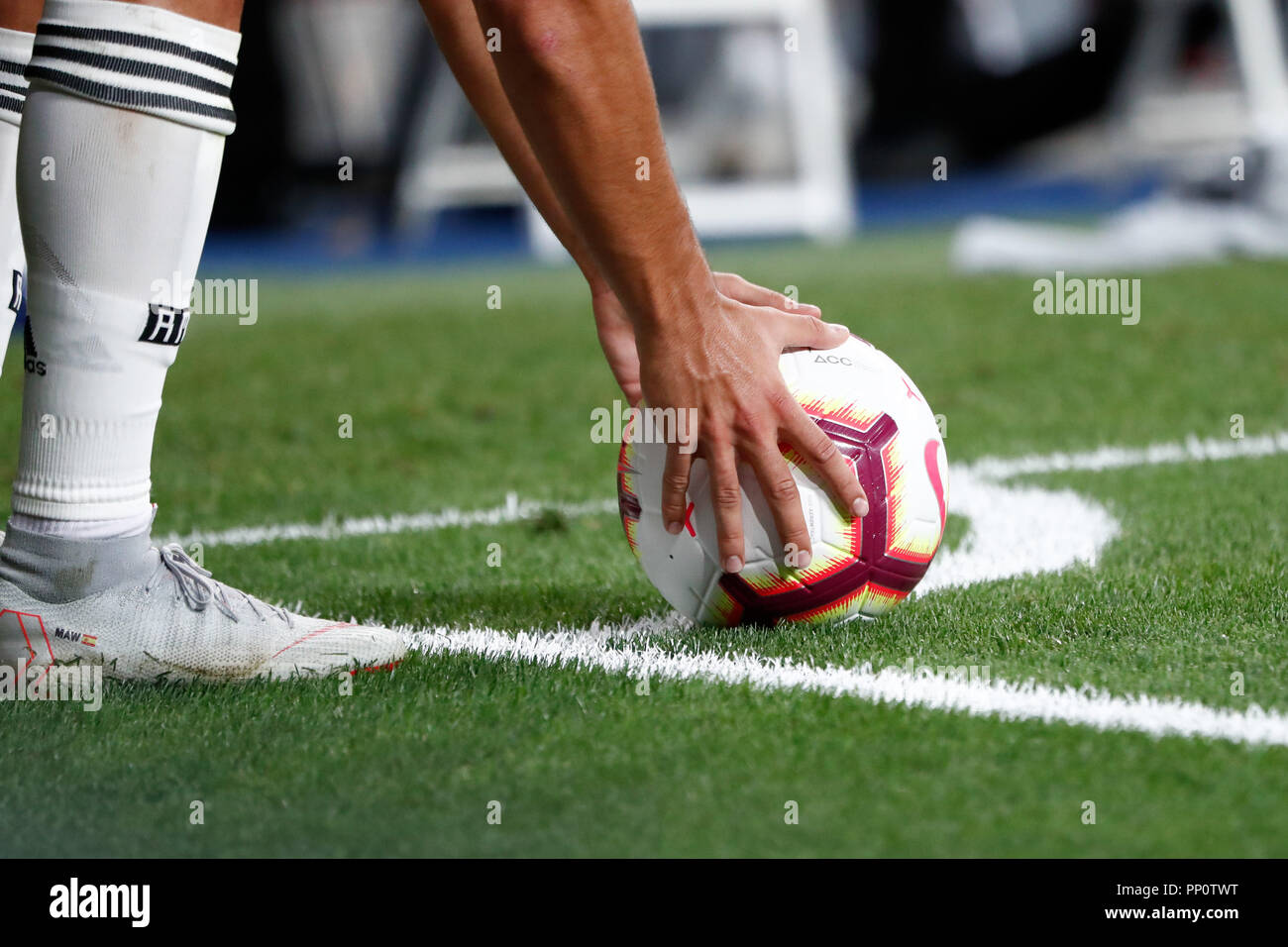 Septiembre 22, 2018 - Marco Asensio del Real Madrid con la Nike balón del  partido durante el campeonato de la Liga (Español) partido de fútbol entre  el Real Madrid y el RCD